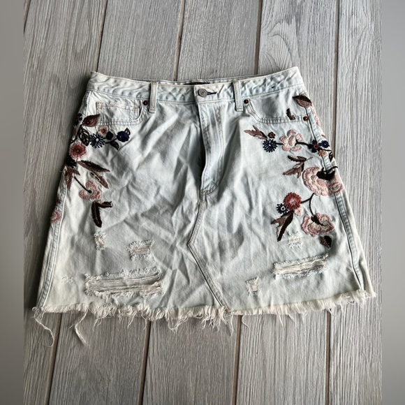 Abercrombie & Fitch Dresses & Skirts - ABERCROMBIE & Fitch denim A-Line skirt, vintage floral embroidery, light SZ 10